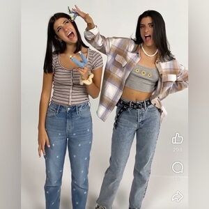 Hollister Charli D’Amelio Ultra High-Rise Mom Jean Stretch Embroidered Flowers